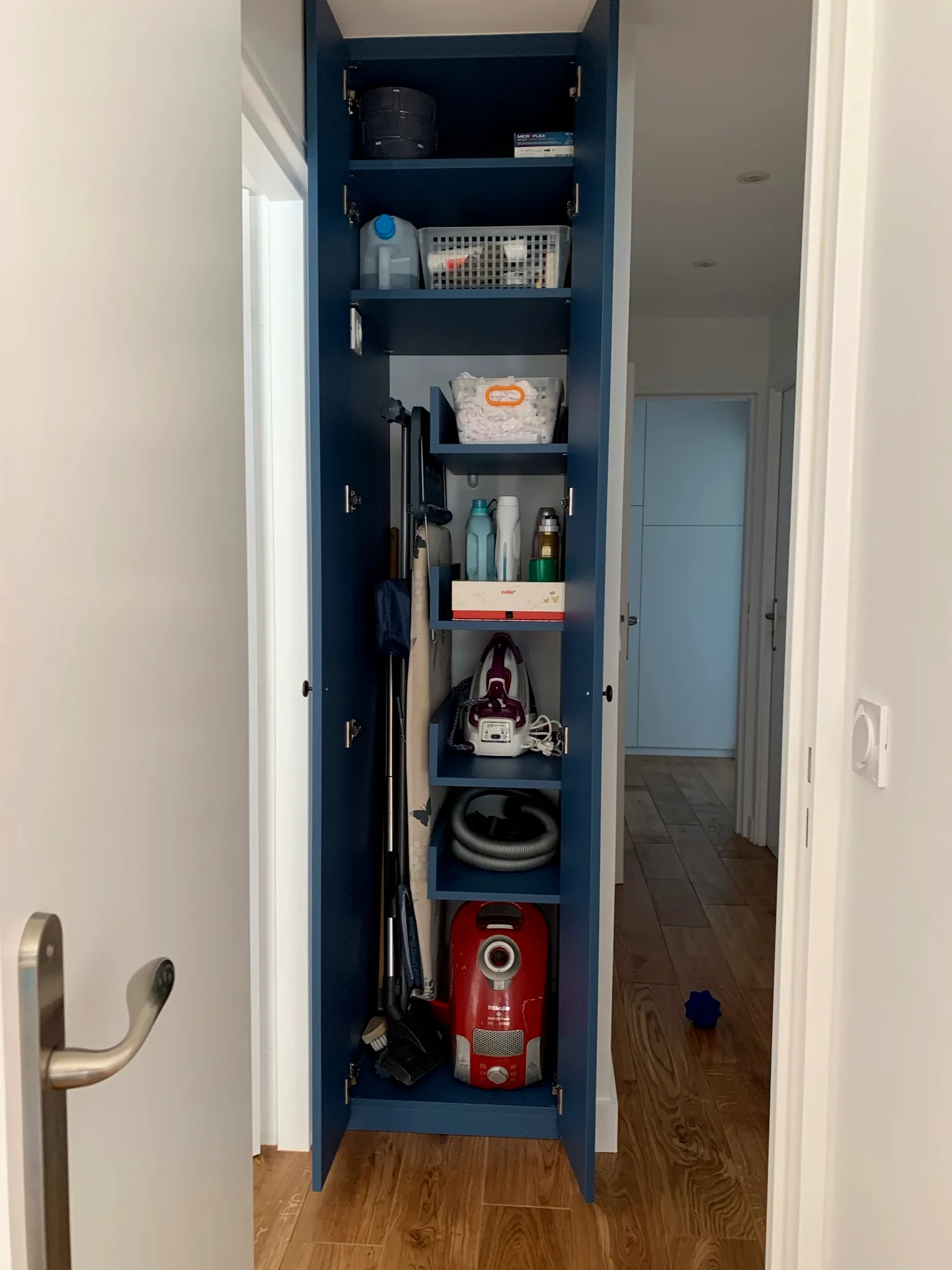Un rangement dans une niche — vue 1