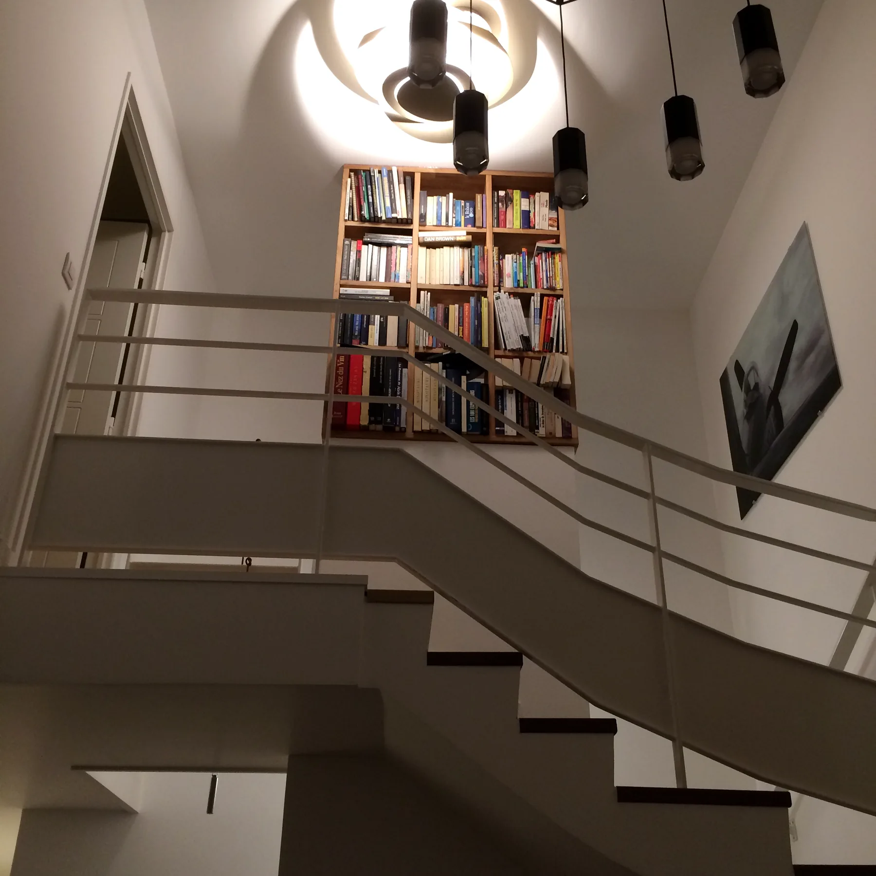 Une bibliothèque sur le palier — vue 1