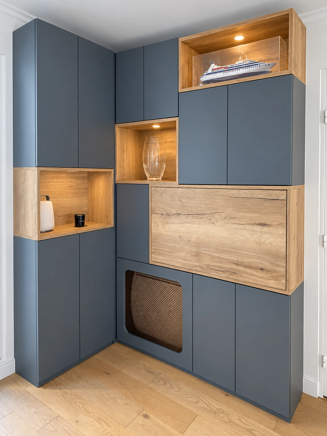 Meuble d’angle à Levallois-Perret, bureau à abattant et rangements fermés
