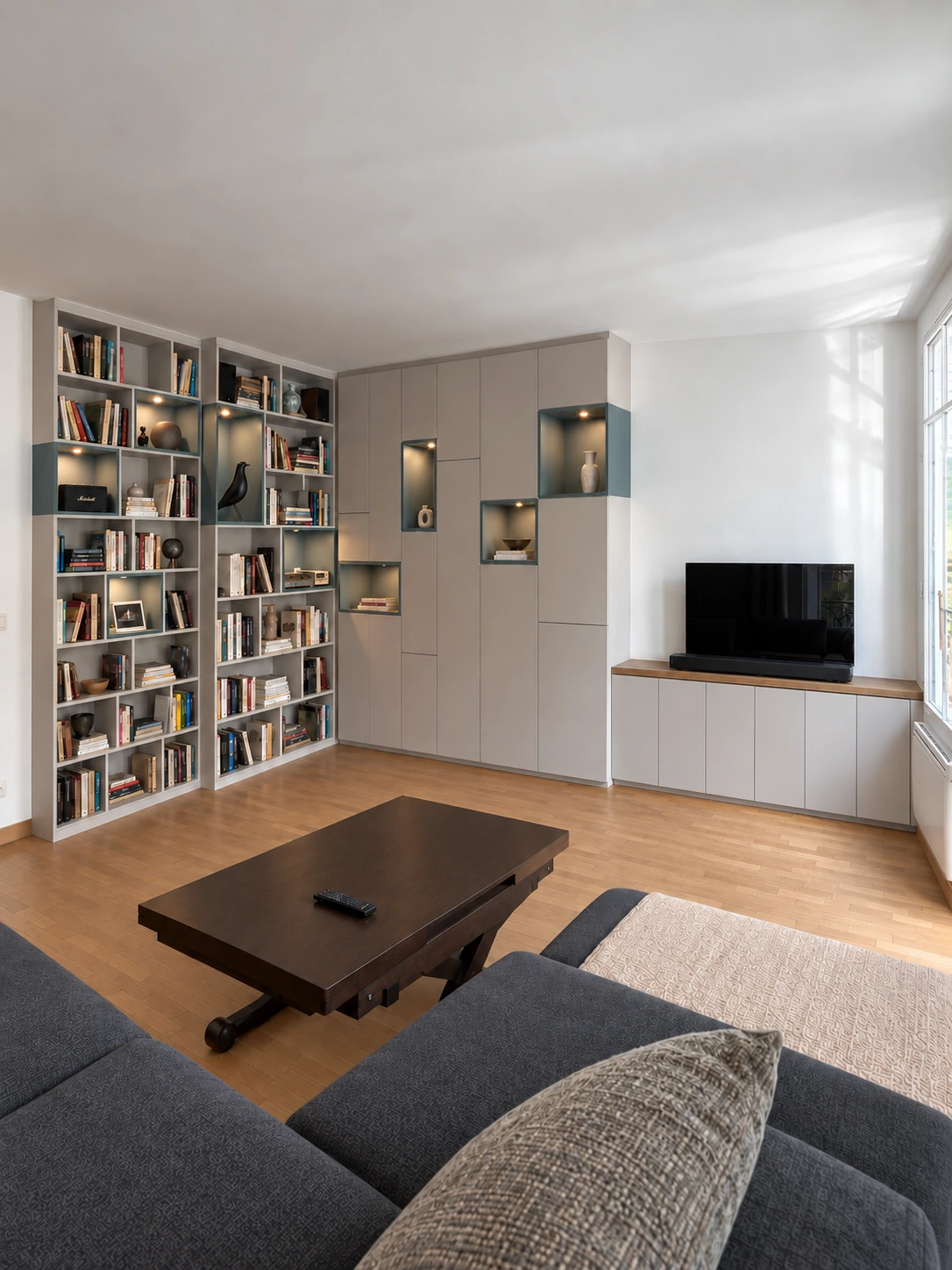 Agencement d’angle à Saint-Germain-en-Laye : bibliothèque, placards à niches et meuble TV bas