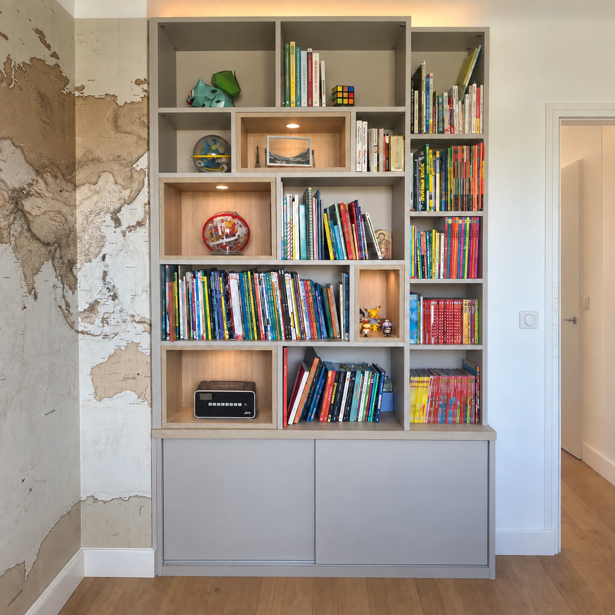 Bibliothèque d’enfant gris clair et bois avec niches éclairées dans les Yvelines
