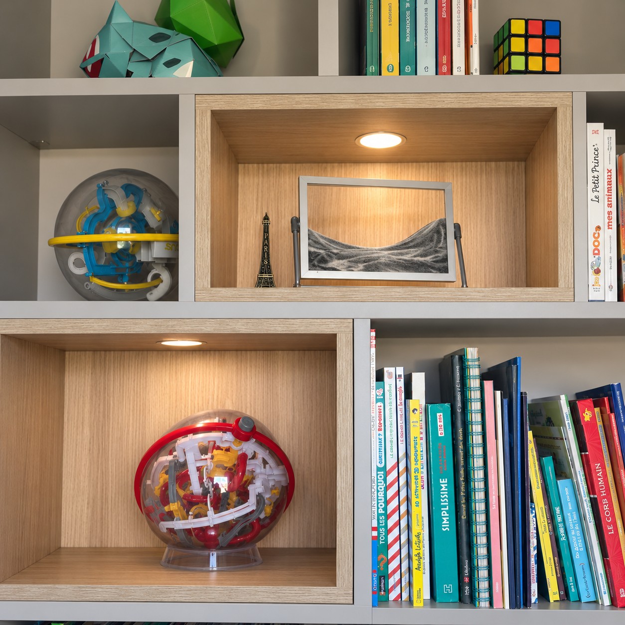 Niches en bois éclairées avec jouets et cadre décoratif