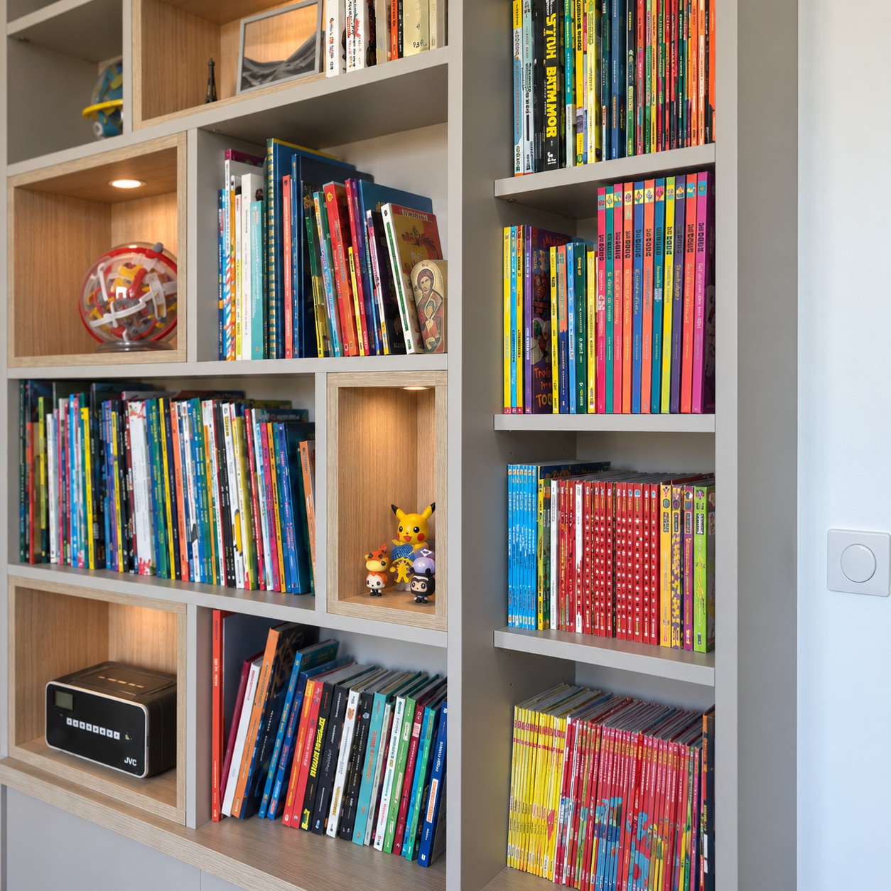 Casiers et colonne de livres de la bibliothèque d’enfant