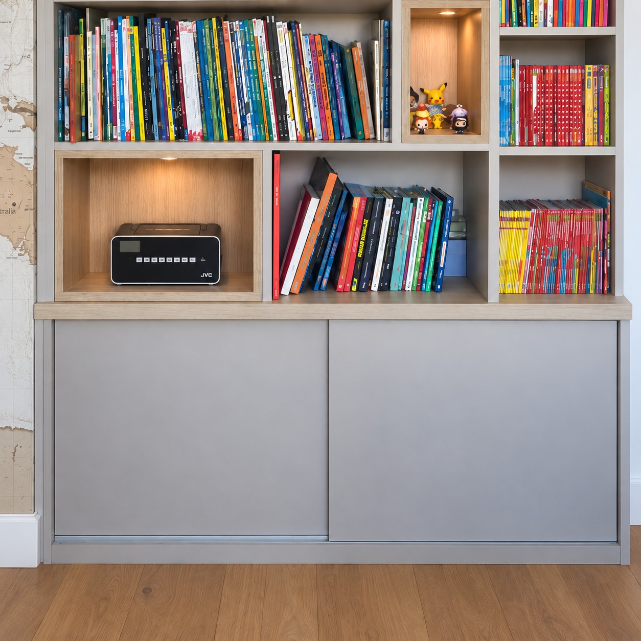 Portes coulissantes et rangements bas de la bibliothèque d’enfant