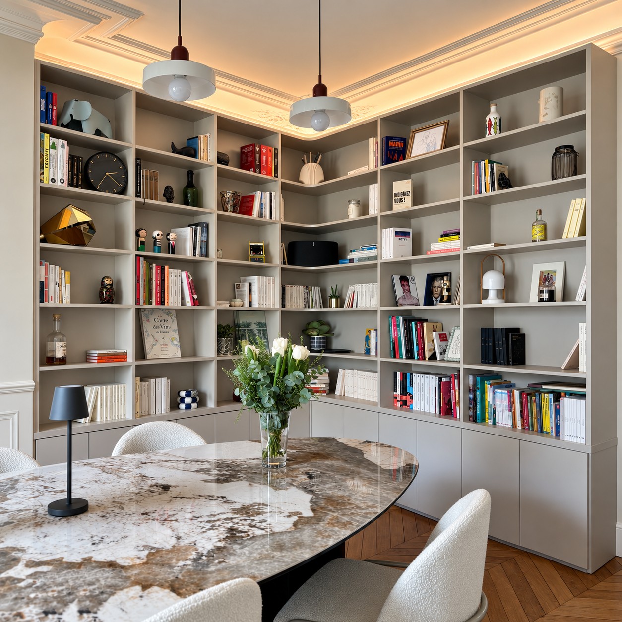 Bibliothèque moderne gris clair en angle avec éclairage indirect à Paris 16e