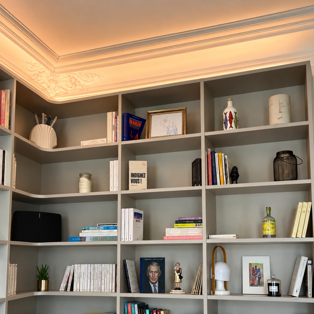 Étagères de la bibliothèque et éclairage chaud sous les moulures