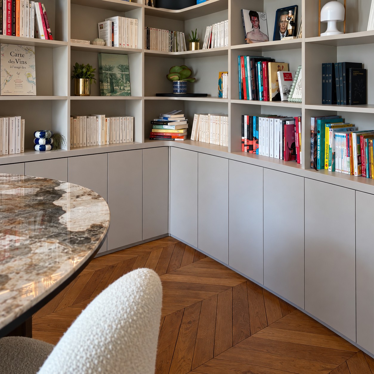 Rangements bas fermés de la bibliothèque moderne gris clair