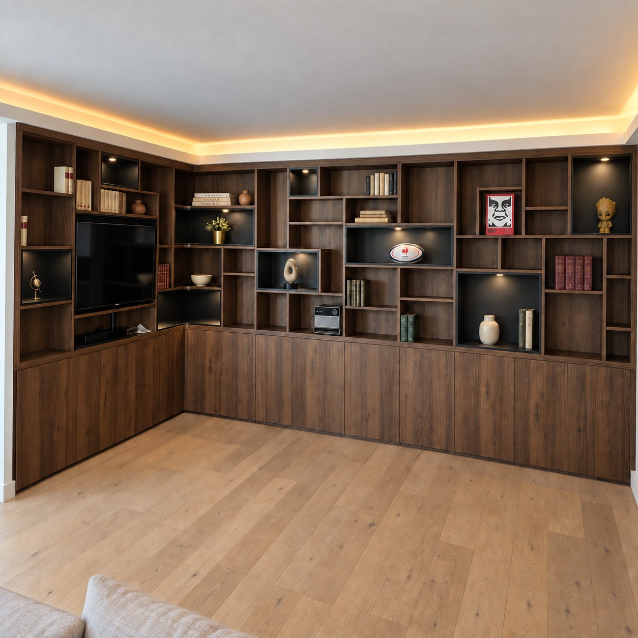 Bibliothèque d’angle en décor noyer avec niches éclairées à Issy-les-Moulineaux