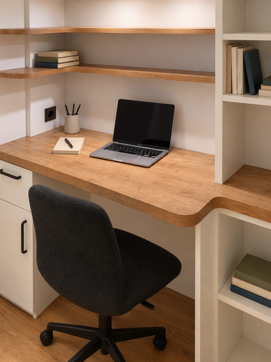 Plateau arrondi en décor bois et poste de travail du bureau de Meudon