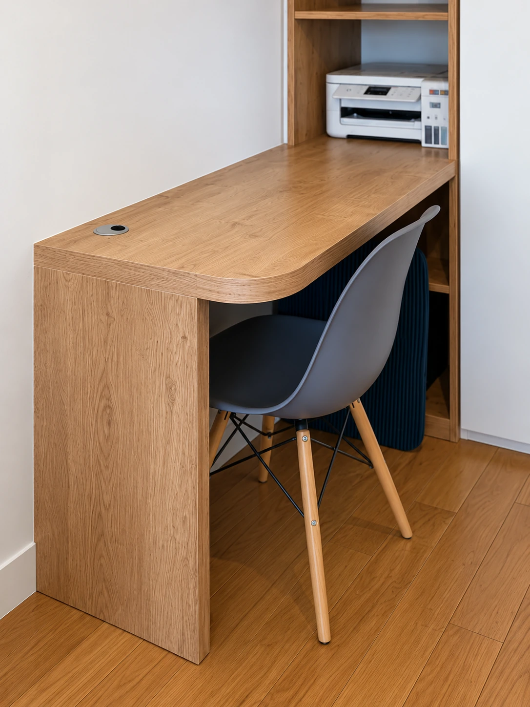 Plateau arrondi et jambage en décor bois du bureau à Rueil-Malmaison