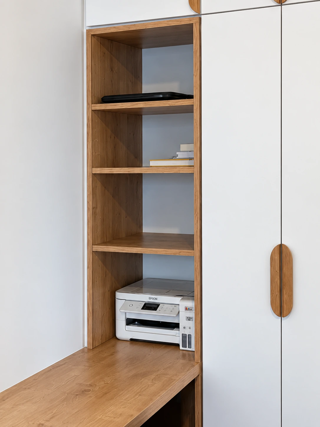 Niches de rangement et emplacement de l’imprimante au-dessus du bureau