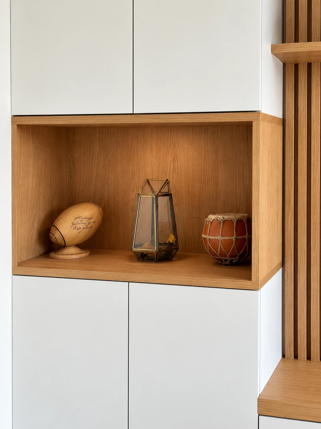 Niche en bois et façades blanches de la colonne de rangement