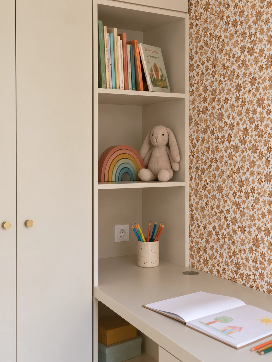 Niches du dressing junior avec livres et accessoires pour enfant