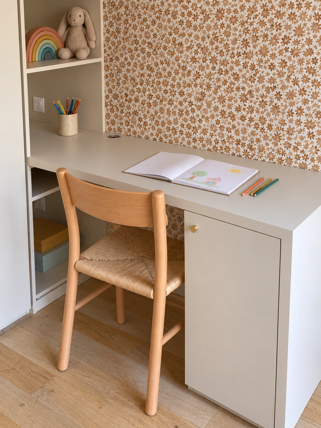 Bureau intégré à façades claires, boutons en laiton et papier peint fleuri