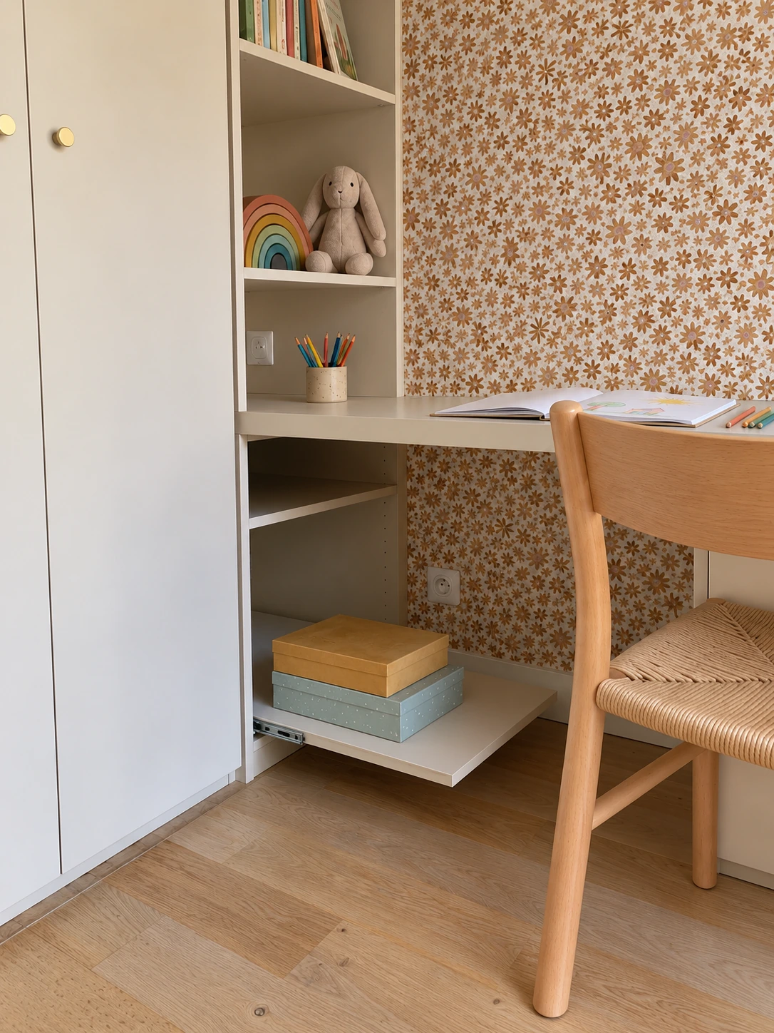 Plateau coulissant dans le rangement bas du dressing de chambre enfant