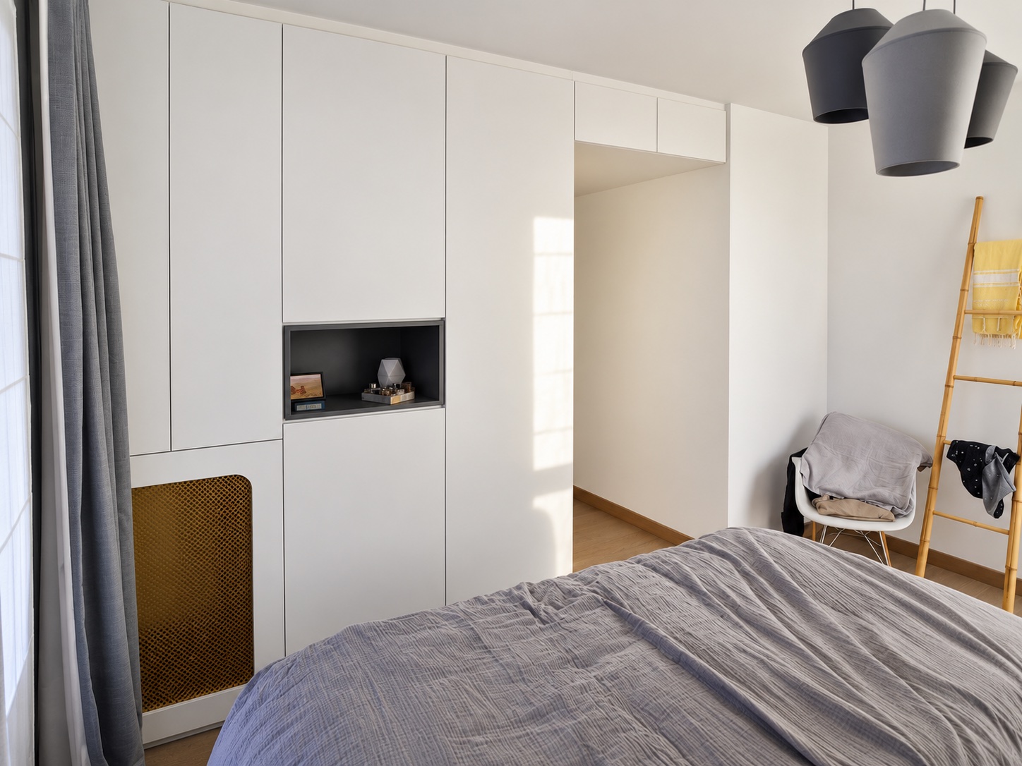 Dressing blanc sur mesure avec niche anthracite et cache-radiateur ajouré — vue d’ensemble
