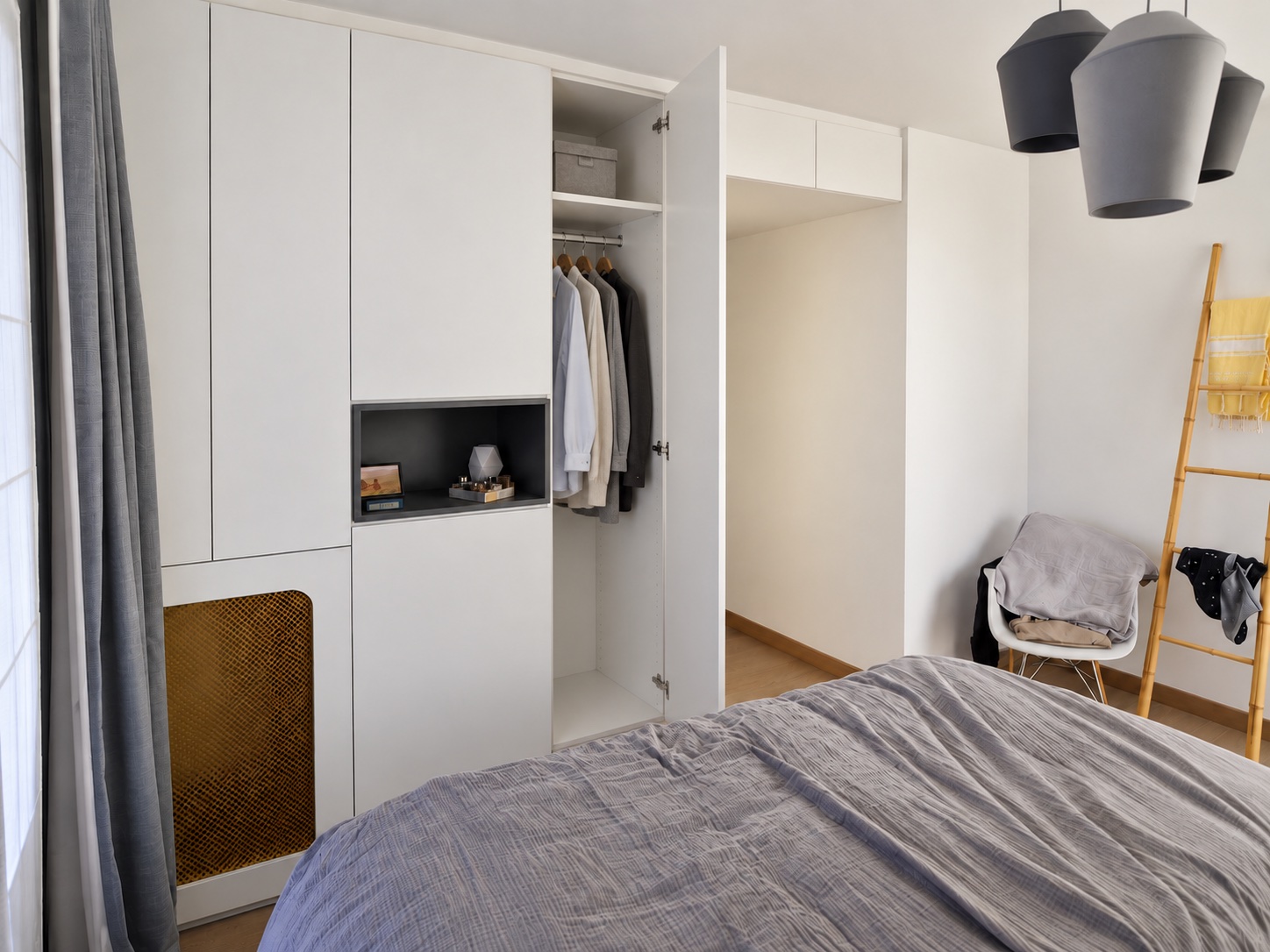 Porte ouverte — intérieur reconstitué, à valider — dressing blanc sur mesure