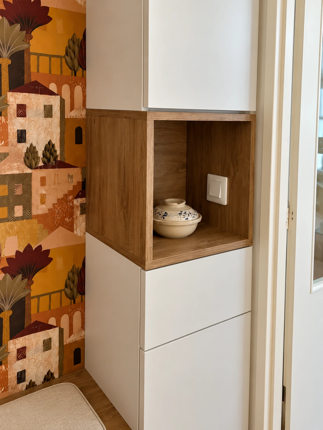 Niche en décor bois intégrée à la colonne de rangement de l’entrée