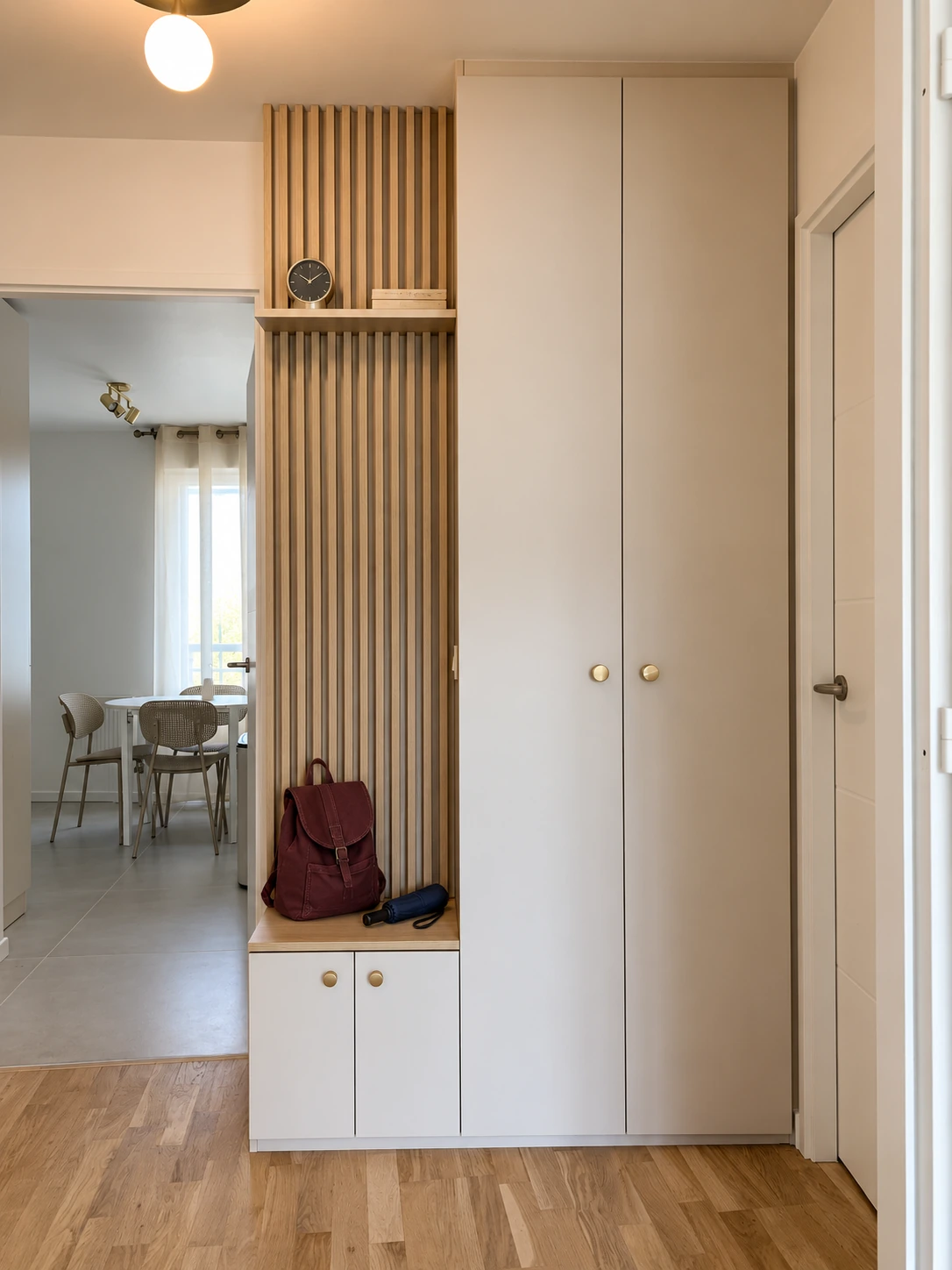 Vue d’ensemble du meuble sur mesure à l’Île-Saint-Germain, placard clair et banquette à tasseaux