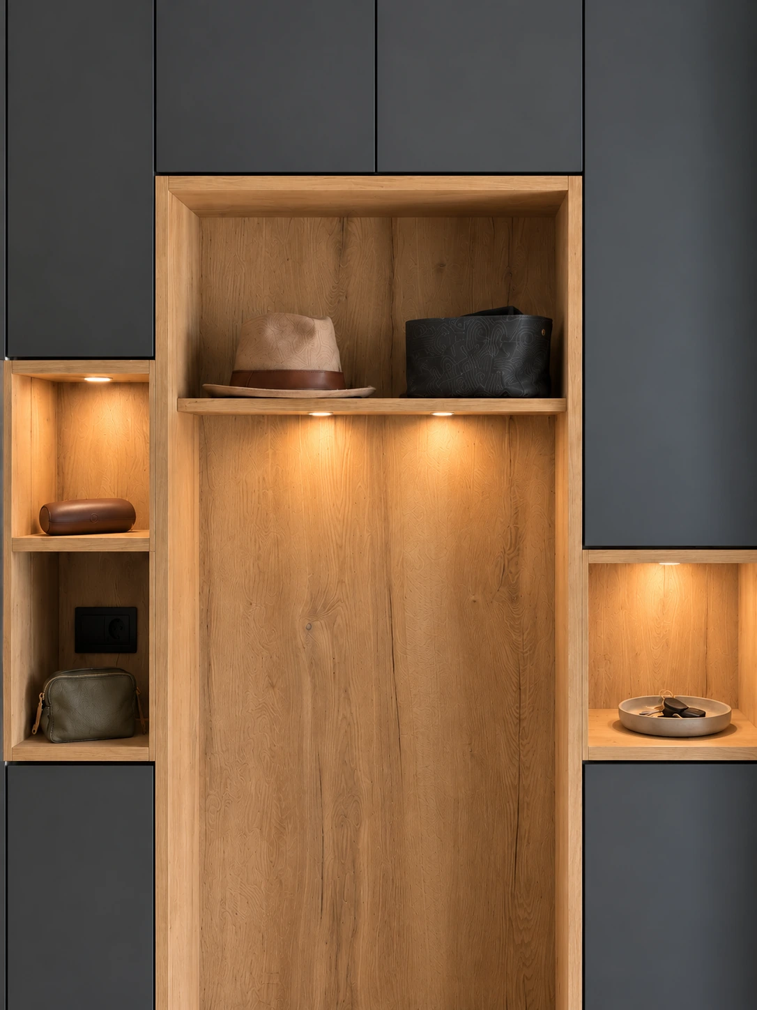 Vue de face des niches éclairées, étui à lunettes, trousse, chapeau et panier