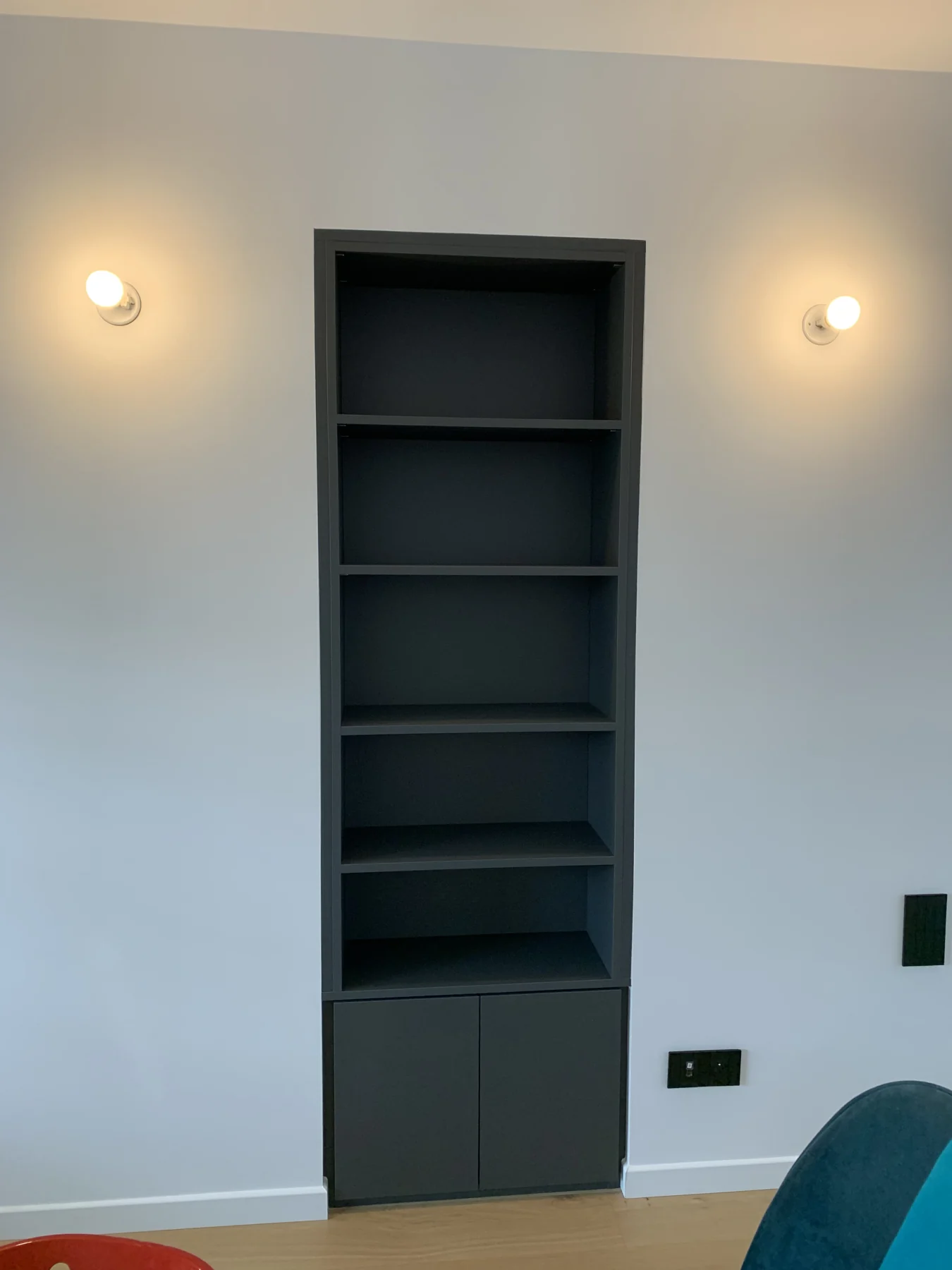 Une étagère dans le mur — vue d’ensemble