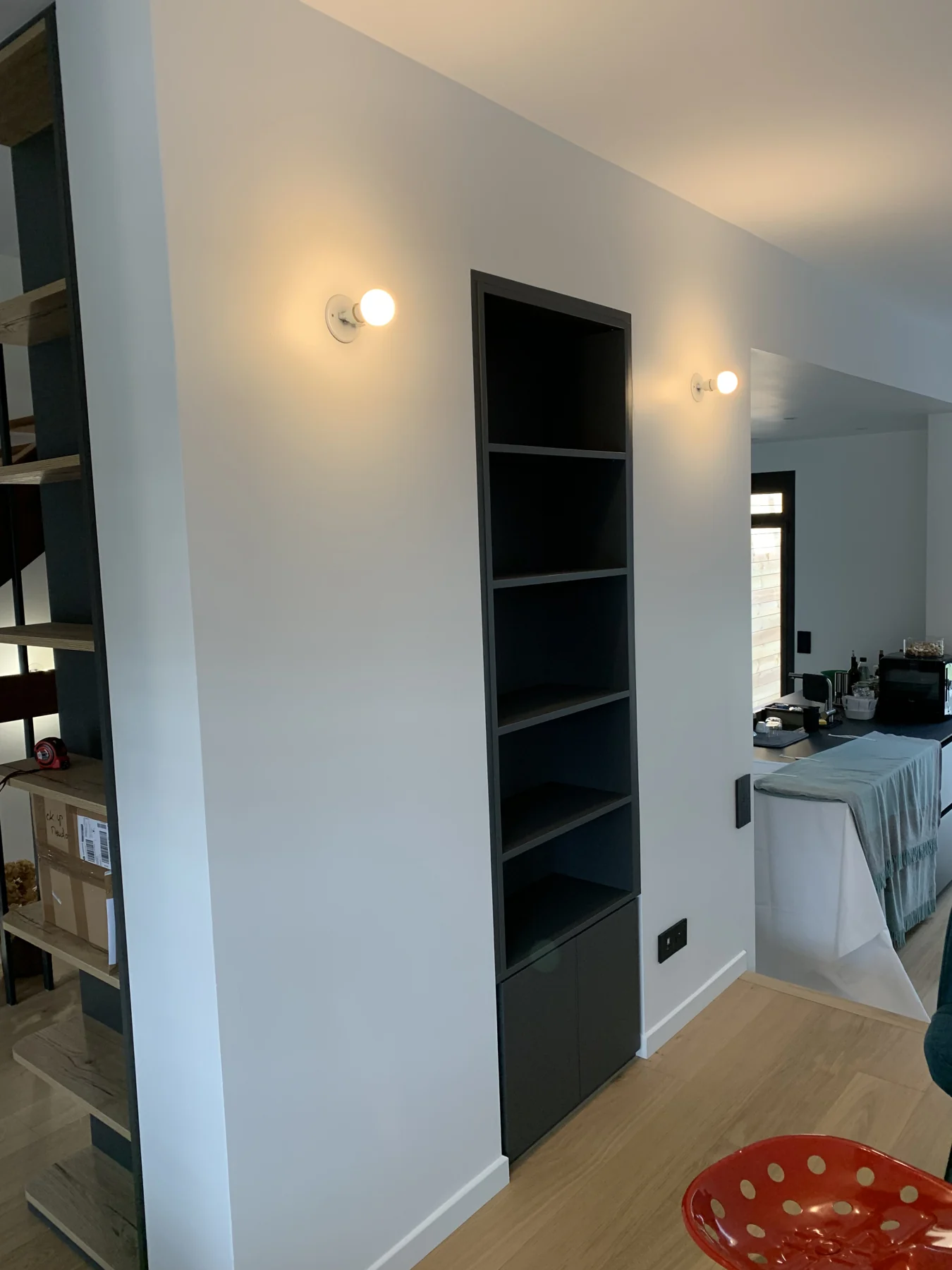 Une étagère dans le mur — vue 3