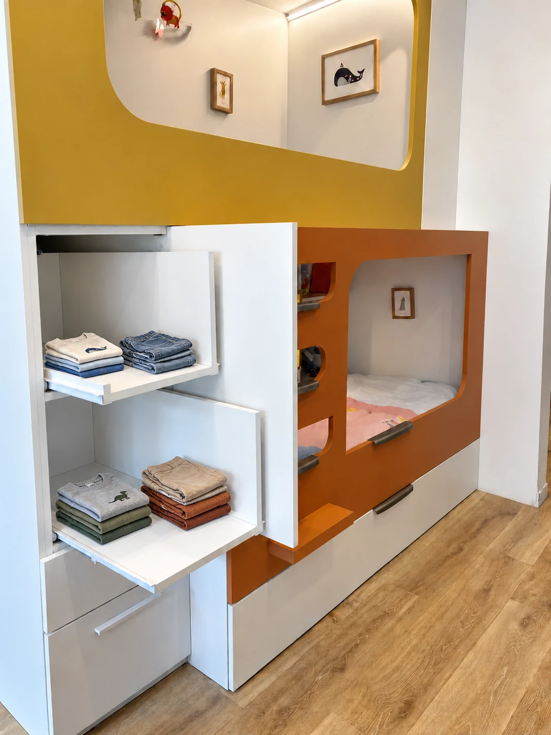 Deux tablettes coulissantes sorties du rangement blanc, chacune avec deux piles de vêtements