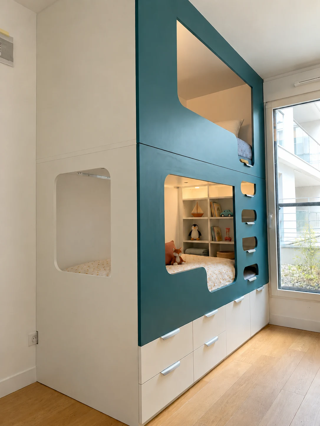 Deux lits capsules bleu pétrole et blanc avec rangements, à Boulogne-Billancourt, Porte de Saint-Cloud