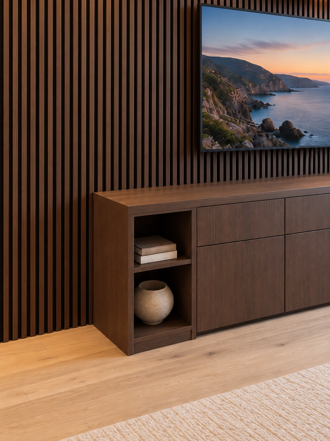 Claustra toute hauteur et rangements bas en placage de bois exotique