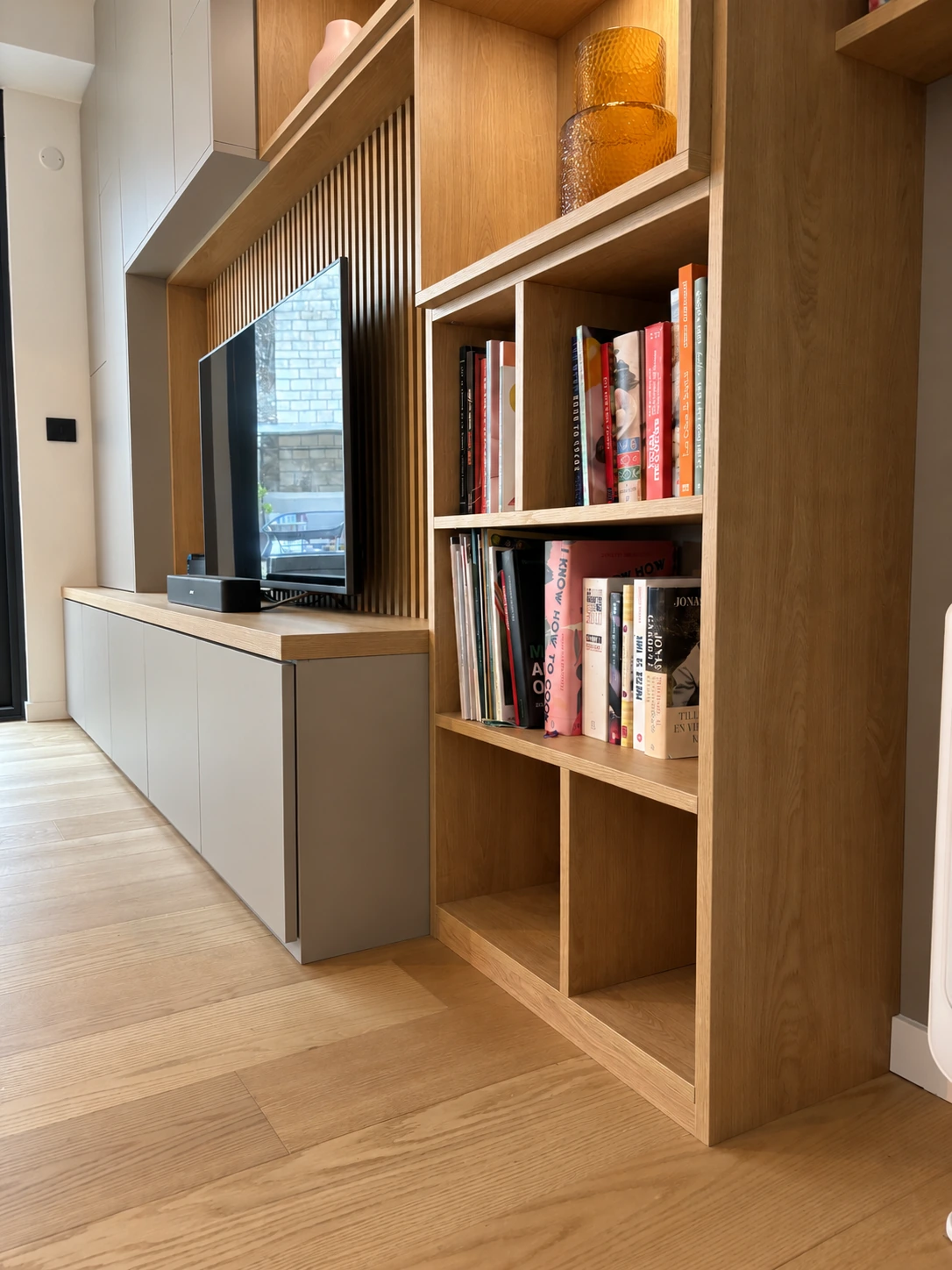 Plateau en décor bois, façades mates et rangements bas