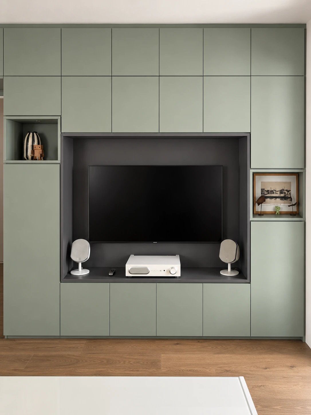 Niche télévision anthracite avec chaîne audio et rangements bas