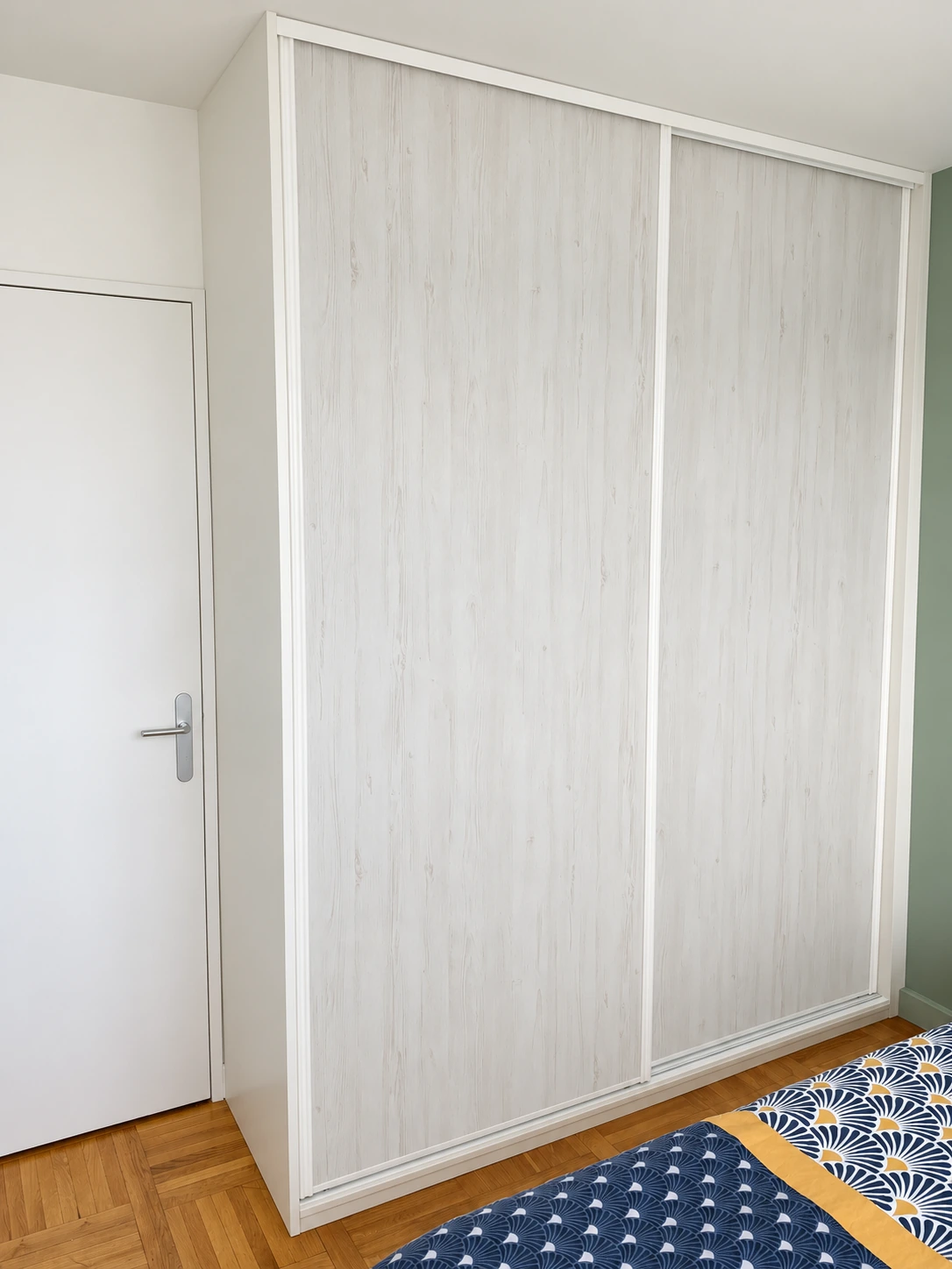 Placard à portes coulissantes à décor bois clair sur mesure à Meudon-la-Forêt