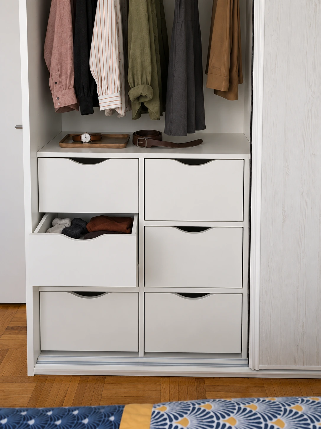 Tiroir ouvert, prises de main et accessoires du dressing