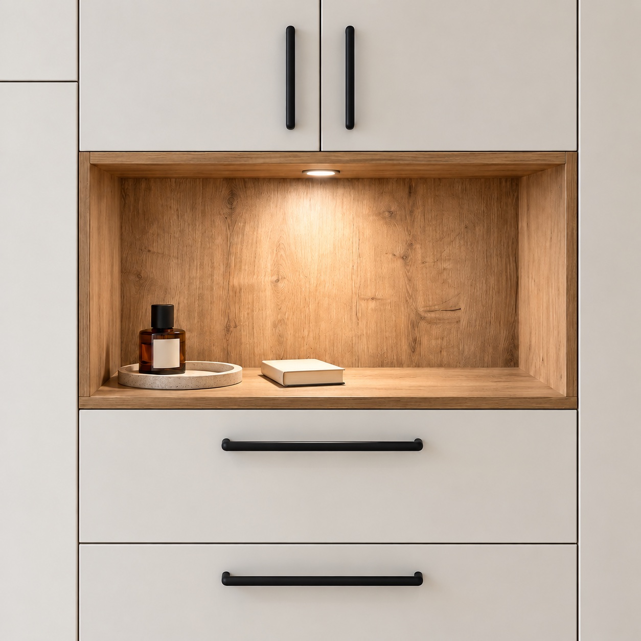 Détail de la niche en décor bois éclairée et des poignées noires