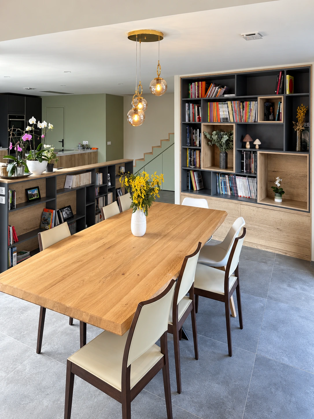 Bibliothèque anthracite et bois avec meuble bas, table et chaises à L’Haÿ-les-Roses