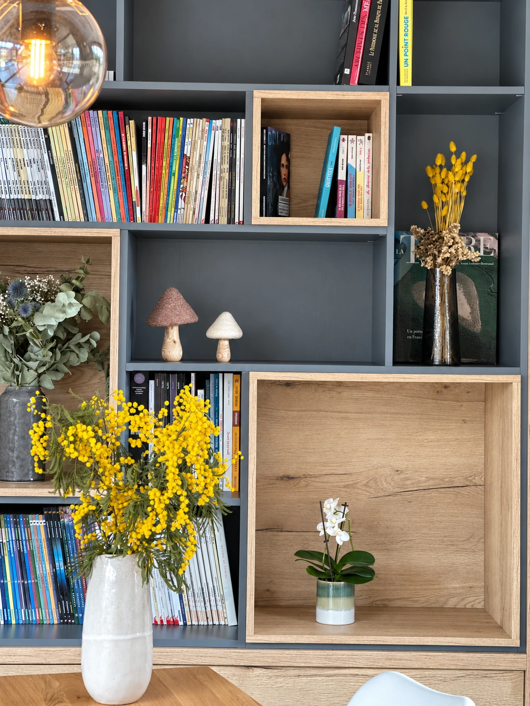 Niches anthracite et bois, objets décoratifs et orchidée