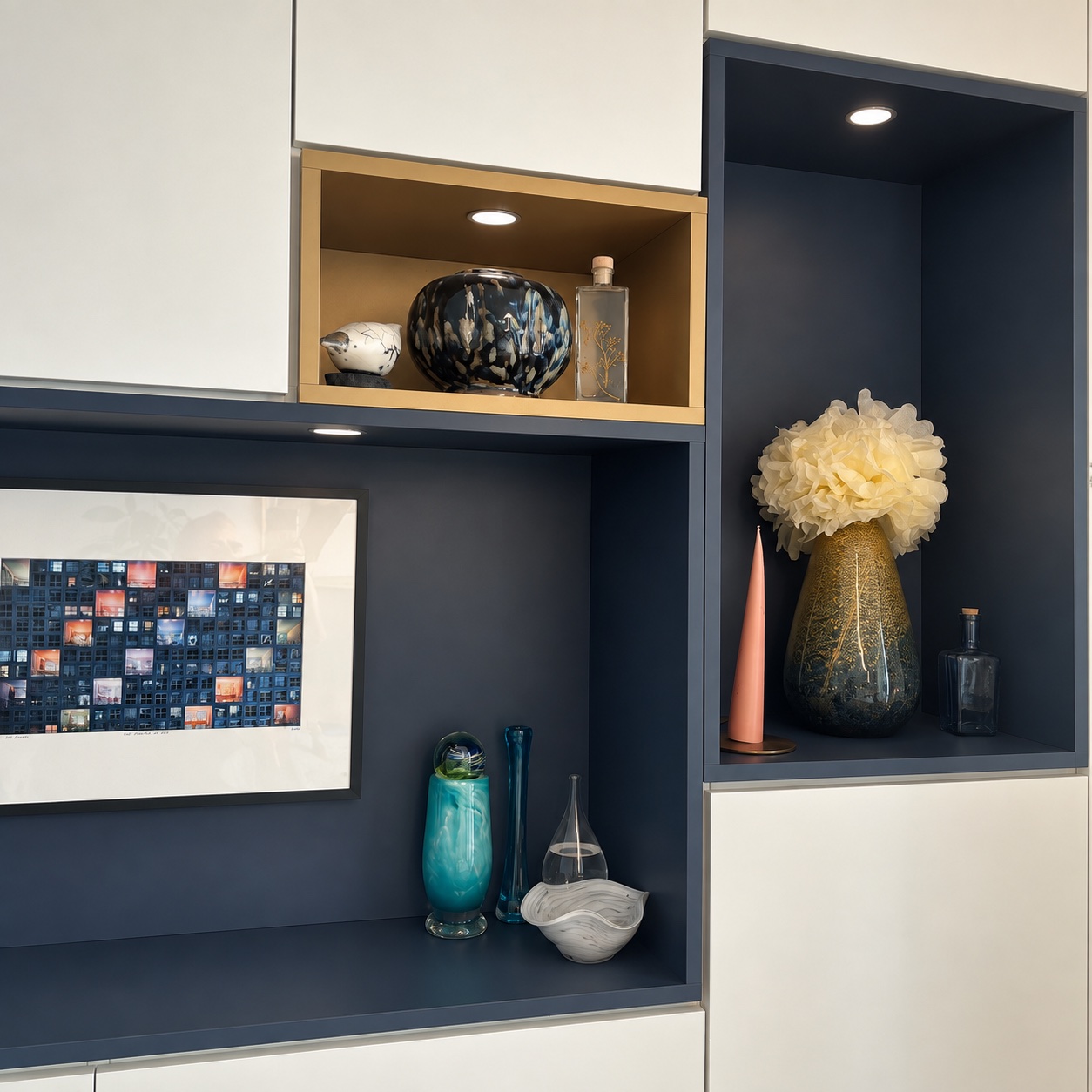 Détail des niches bleu et ocre éclairées par des spots intégrés