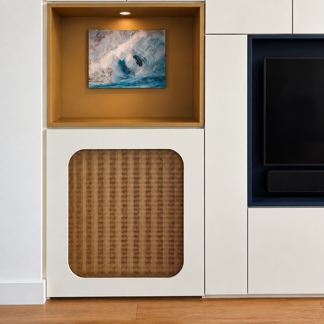 Cache-radiateur ajouré sous une niche ocre du meuble de salon