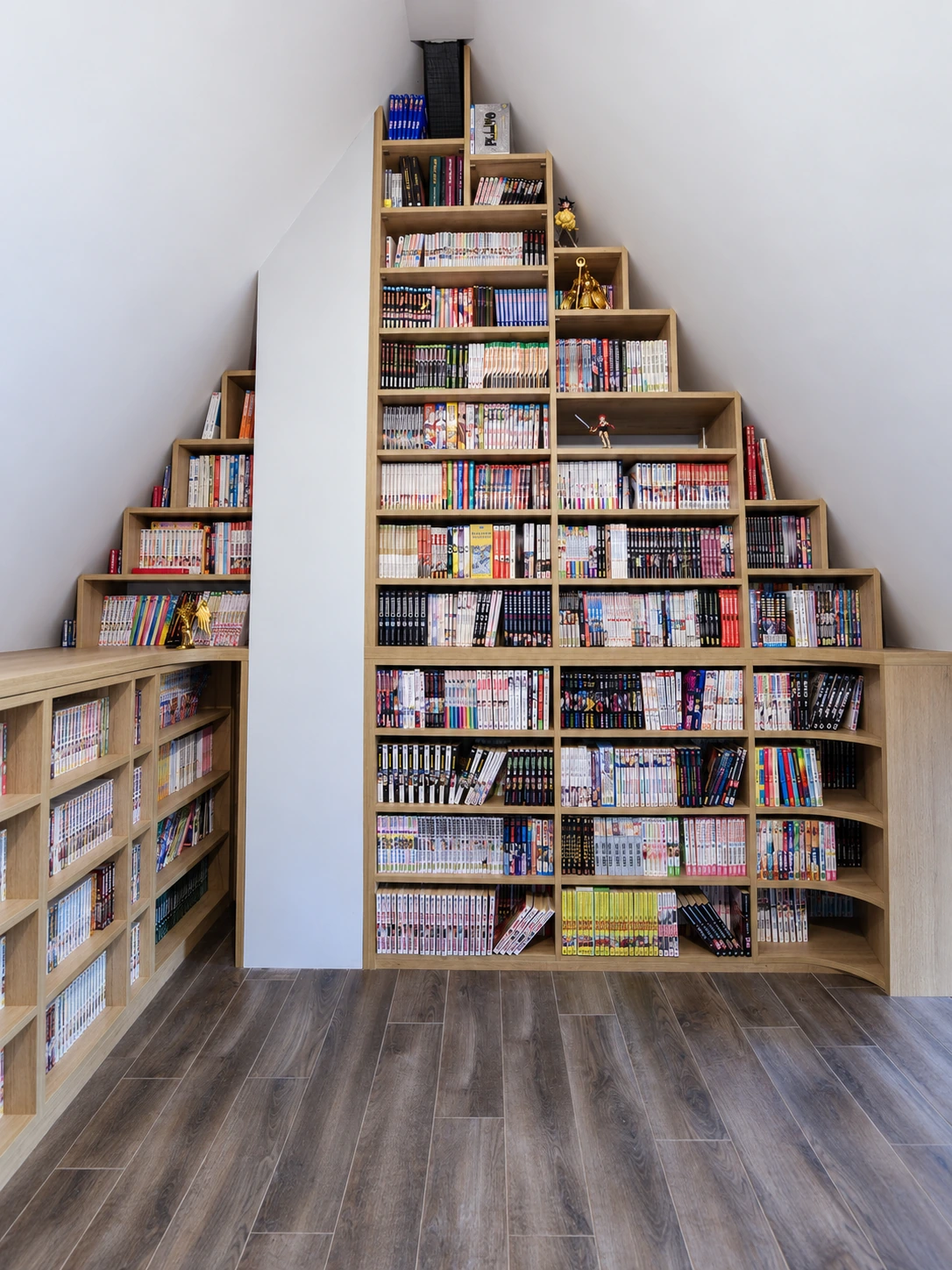 Bibliothèque sous pente au Chesnay — vue d’ensemble avec les mangas