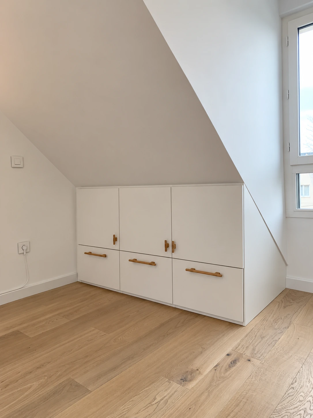 Meuble bas sous pente à Viroflay — vue d’ensemble fermée