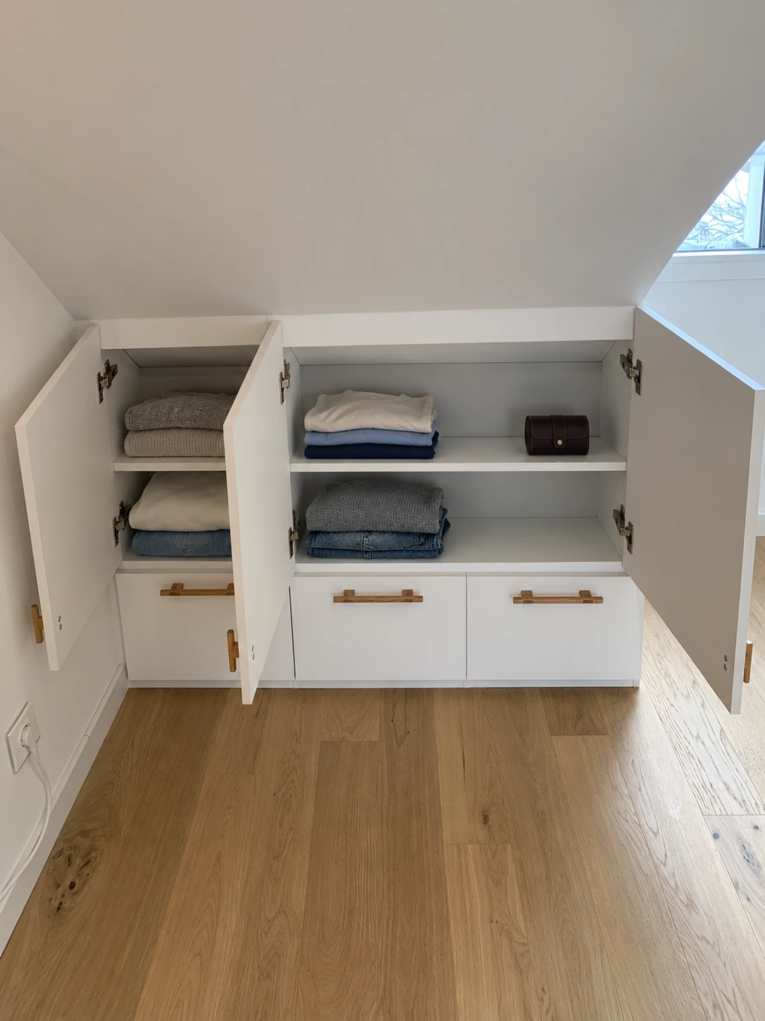 Étagères intérieures avec vêtements et accessoires