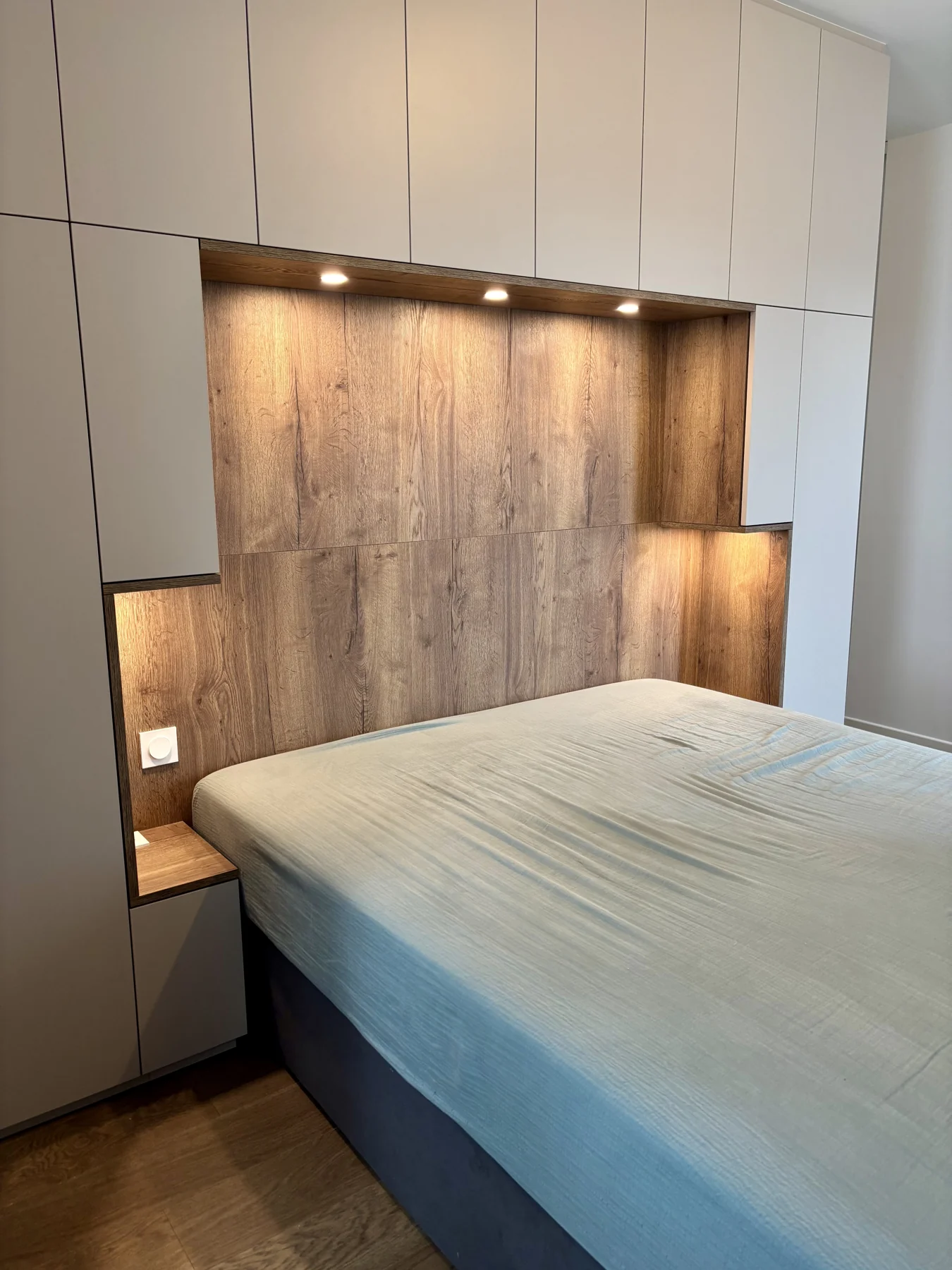 Une alcôve en décor bois — vue d’ensemble