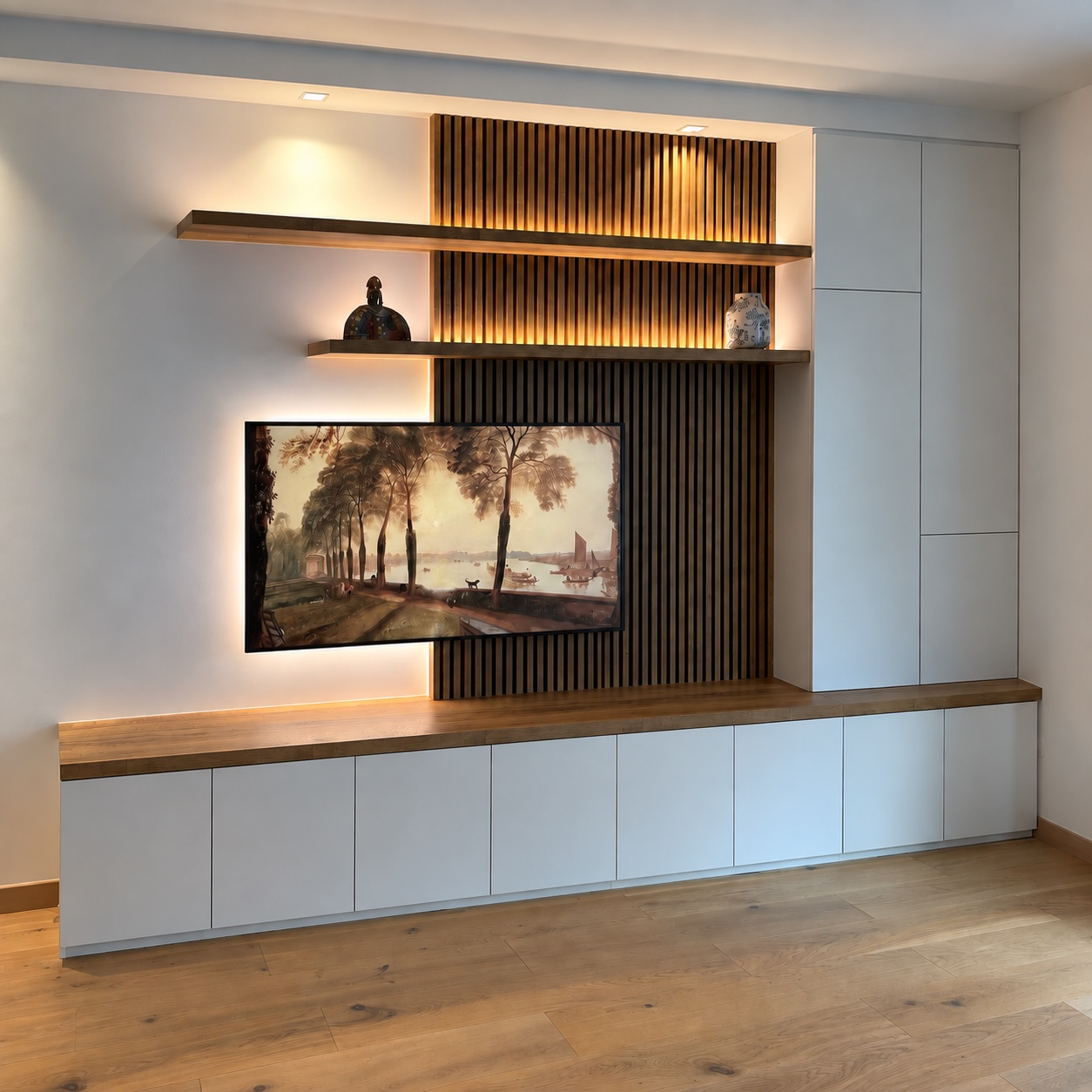 Meuble TV blanc et bois avec tasseaux et étagères éclairées à Boulogne-Billancourt