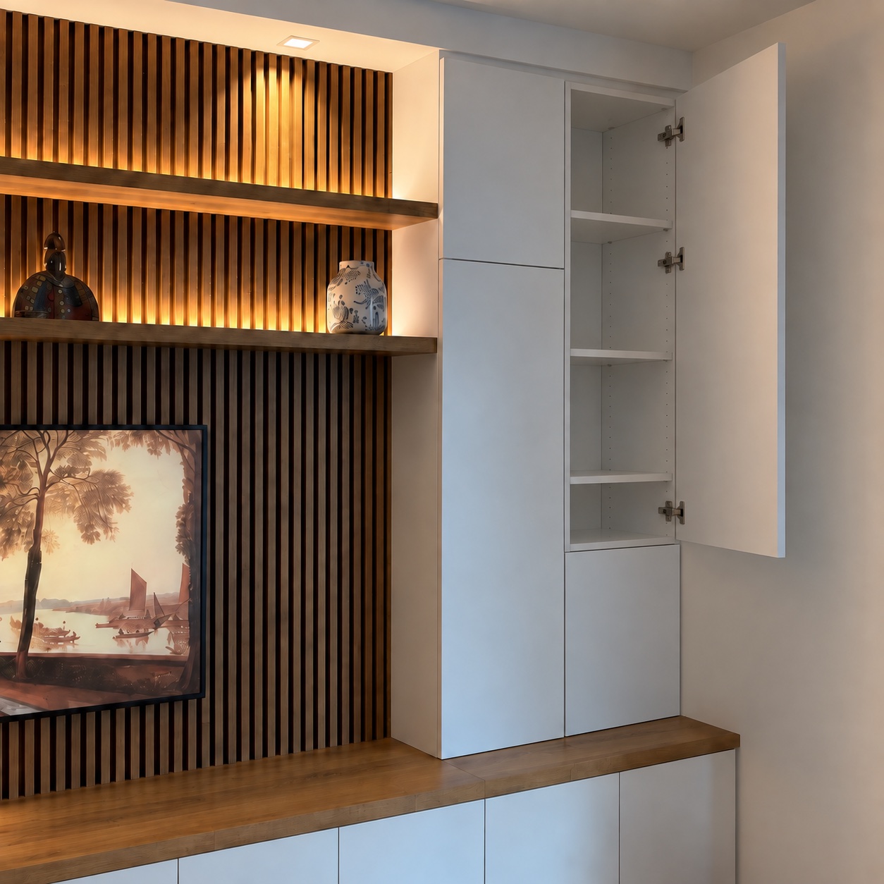 Porte supérieure ouverte sur les étagères du rangement blanc