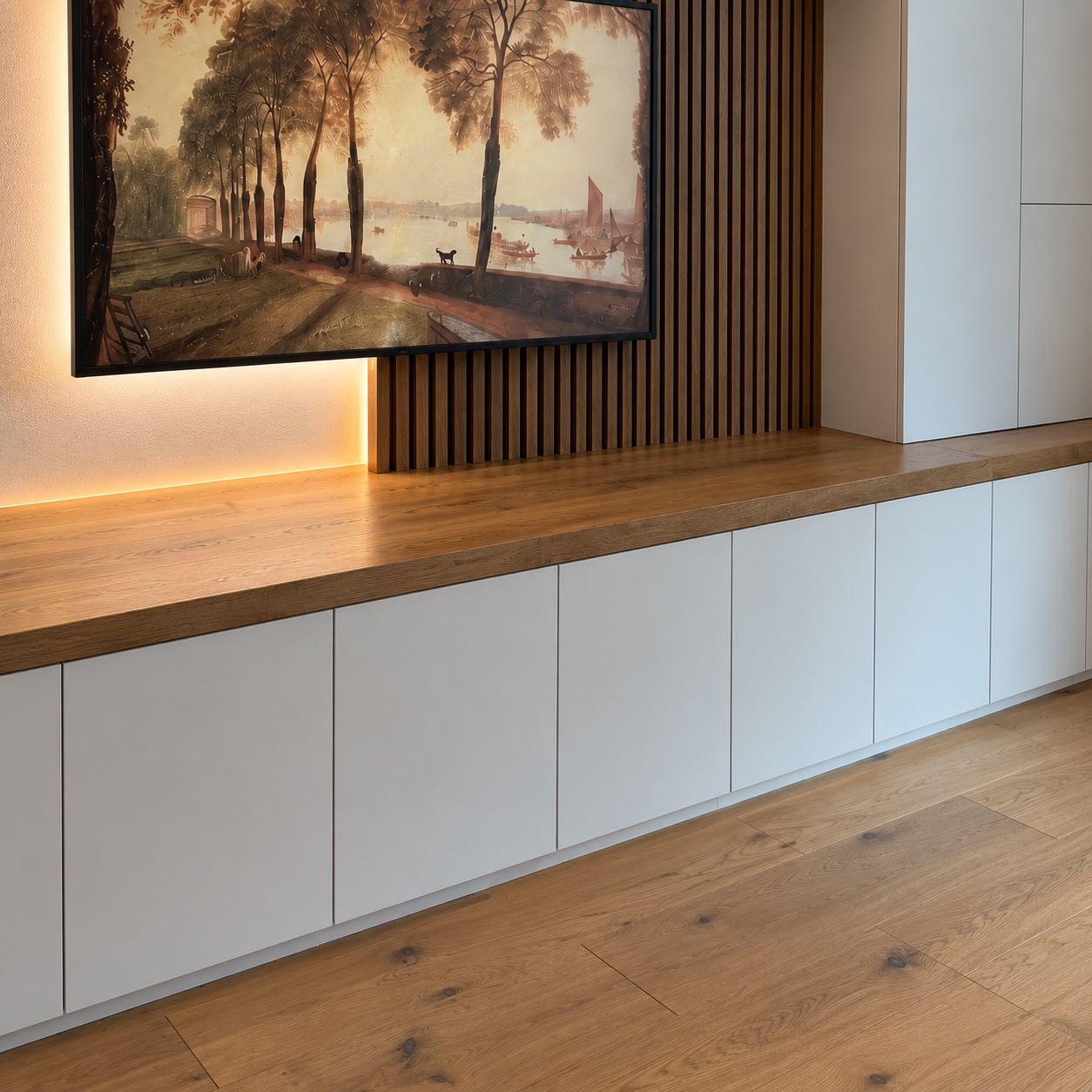 Plateau en bois et rangements bas blancs fermés du meuble TV