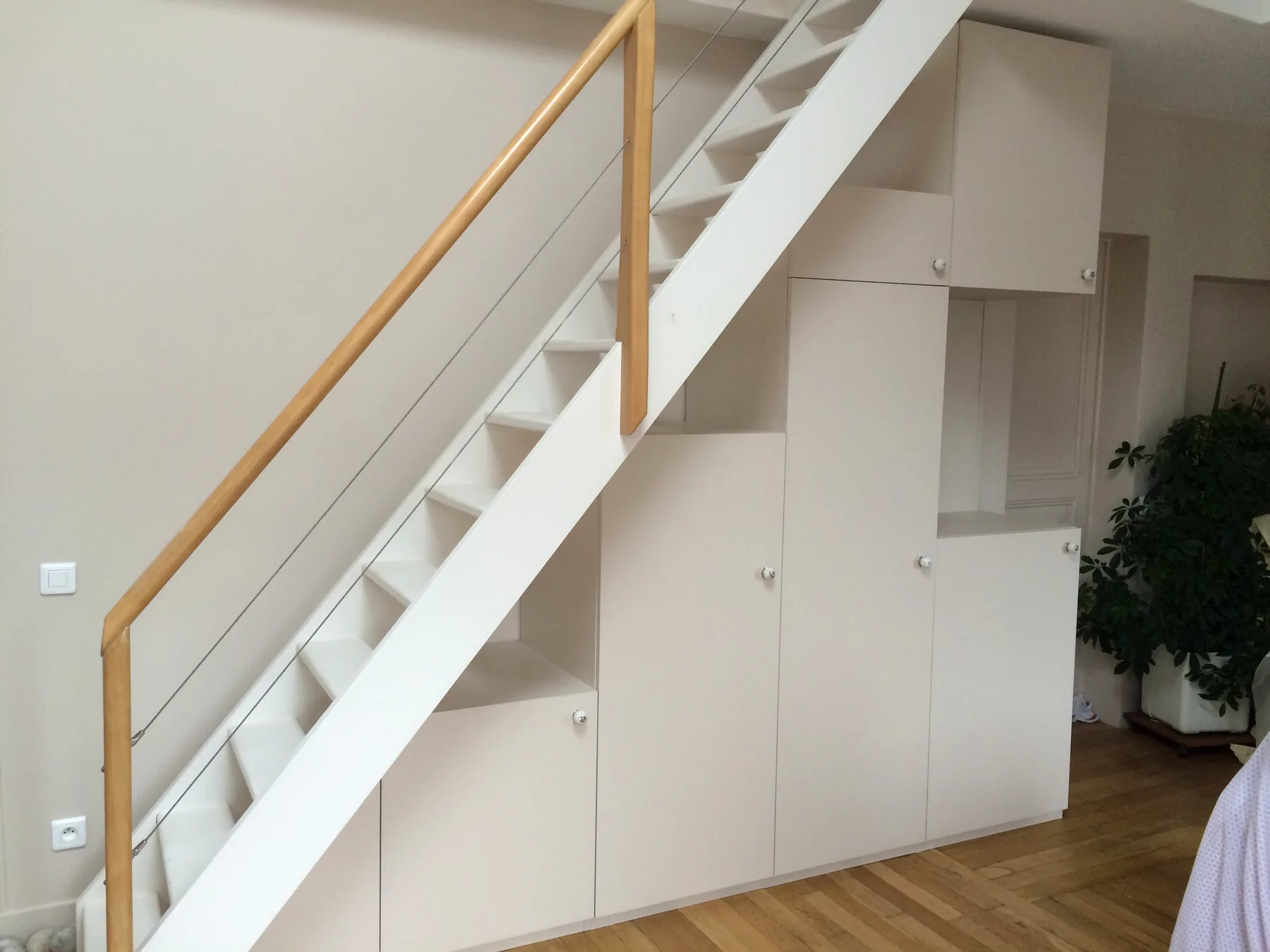 Des rangements sous les marches — vue 1