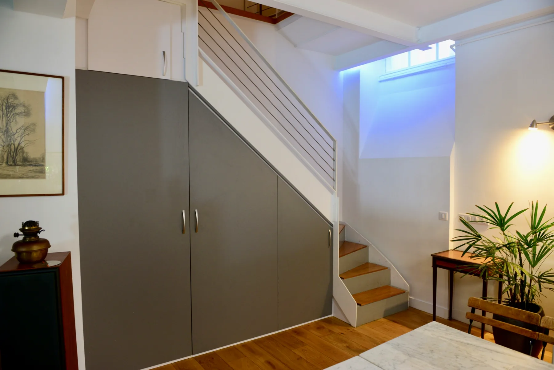 Une façade sous l’escalier — vue 1