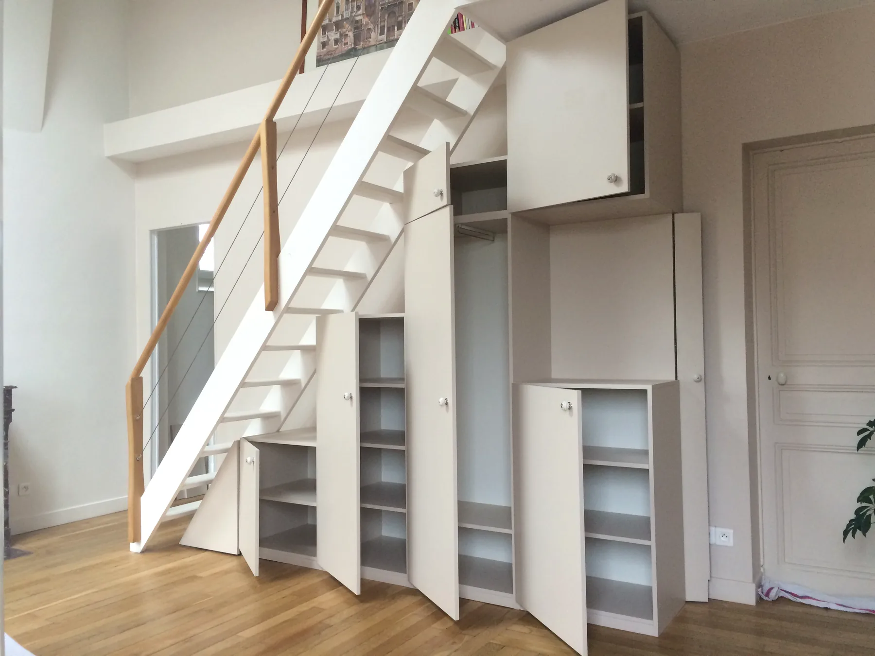 Des rangements sous les marches — vue 2