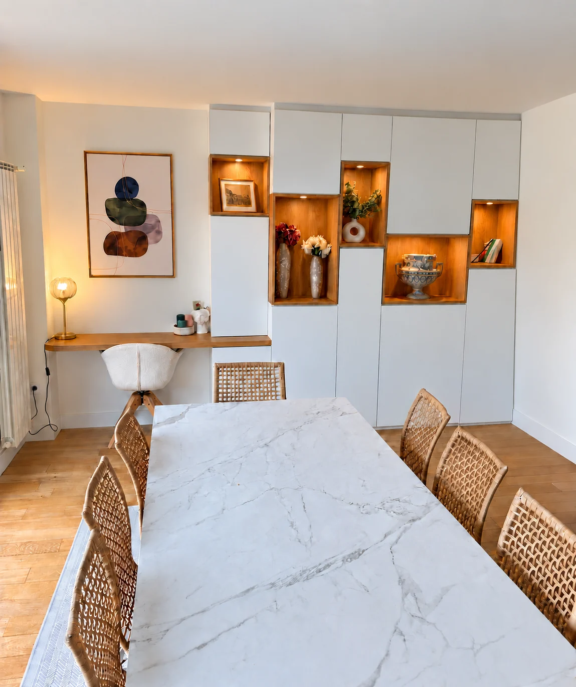 Meuble sur mesure blanc et bois, niches éclairées et bureau intégré dans une salle à manger