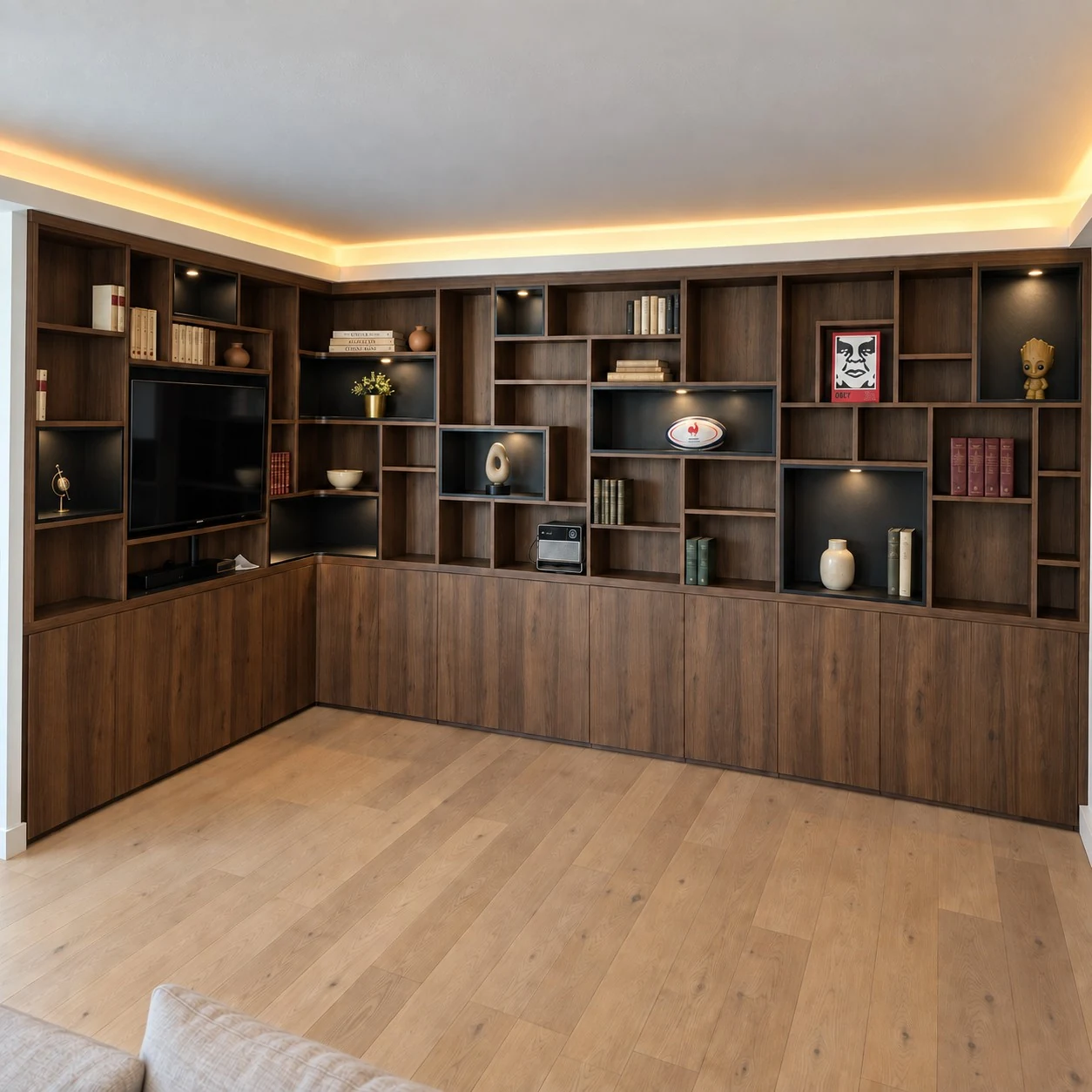 Bibliothèque d’angle en décor noyer avec niches éclairées à Issy-les-Moulineaux
